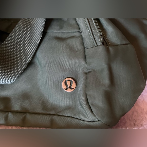 ☘️🦄AlGAE GREEN On The Beat Belt Bag☘️🦄 - Picture 7 of 11